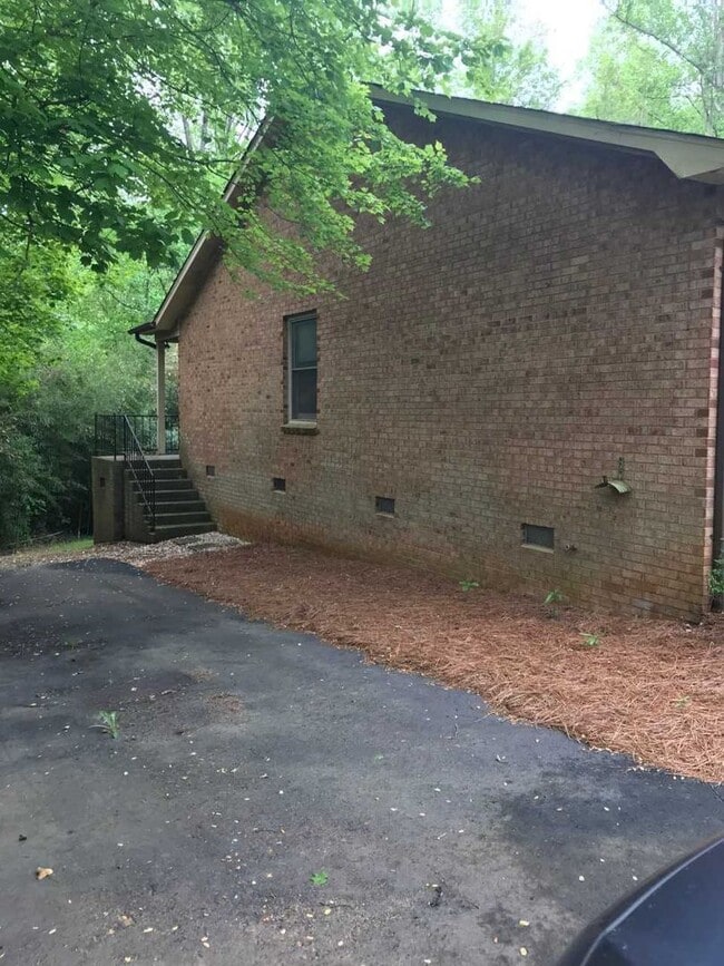 Building Photo - Charming 2 bed 2 bath duplex located in Newton