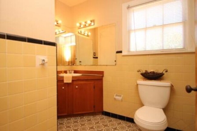 Building Photo - FOUR bedroom in Prime Location!