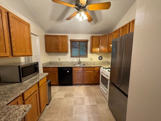 Building Photo - Gorgeous 4 Bed 3 Bath Home Sitting On Spac...