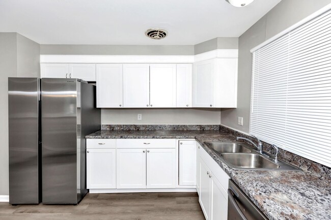 Building Photo - 1707 Buena Vista Cir SE