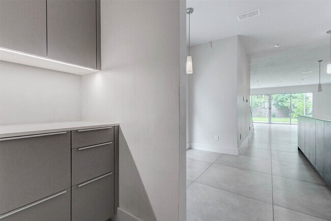 Building Photo - 1222 Marconi St