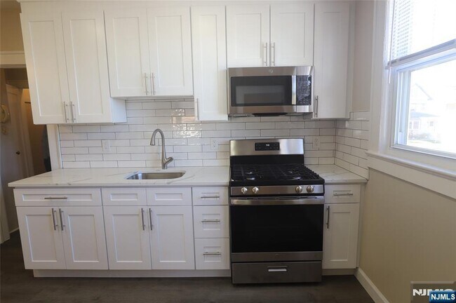 Building Photo - 549 2nd