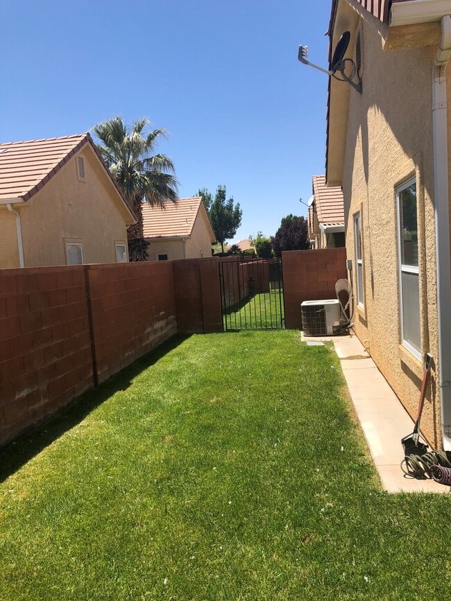 Building Photo - Townhome in Sky Ridge