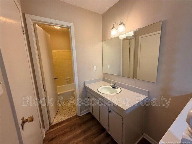 Building Photo - 4959 Fieldcrest Dr