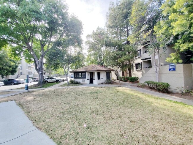 Building Photo - 880 E Fremont Ave