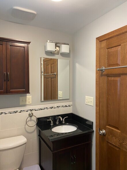 Building Photo - 2346 W Dickens Ave