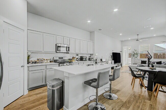 Building Photo - Experience Princeton Lifestyle