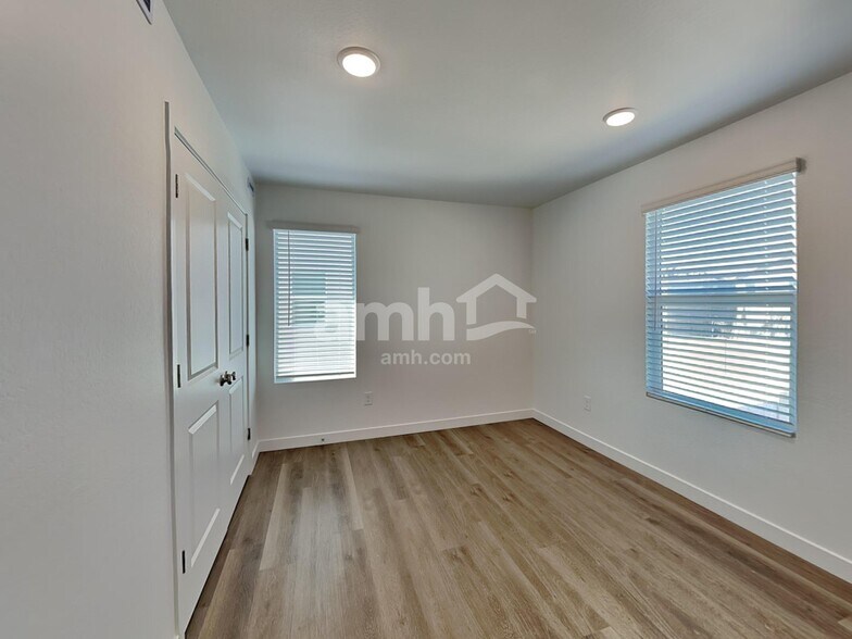 Building Photo - 18450 W El Cortez Pl
