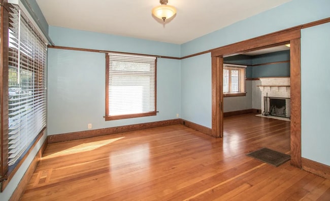 Building Photo - 3 Bed, 1 Bath Home by Downtown!