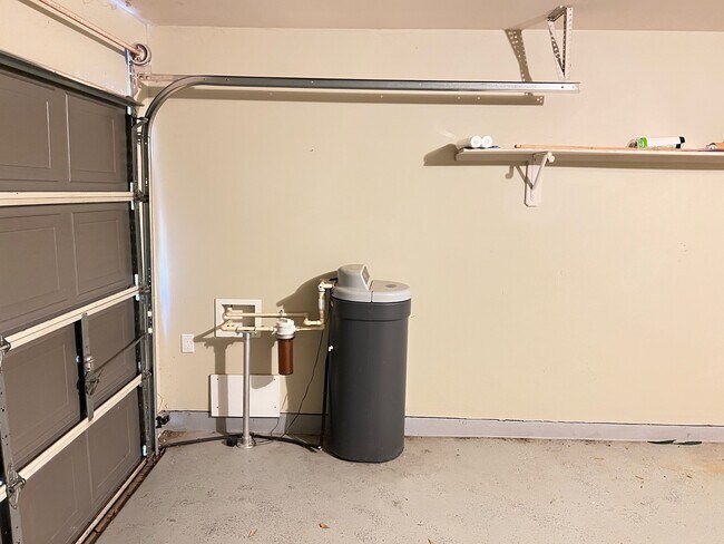Building Photo - 2030 Waverly Glend Dr
