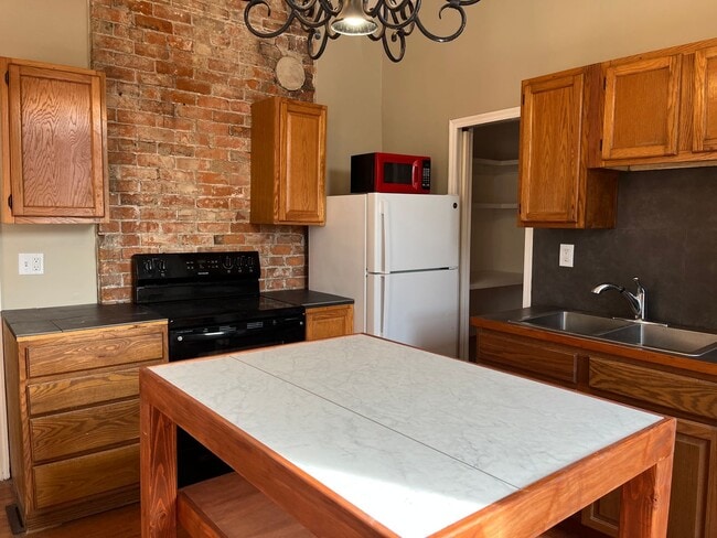 Building Photo - 2219 Scott St