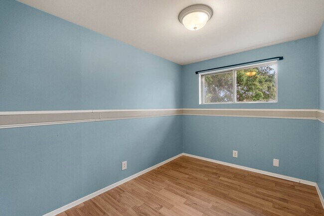 Building Photo - 4 Bedroom Home with Covered Parking & Fenced Backyard