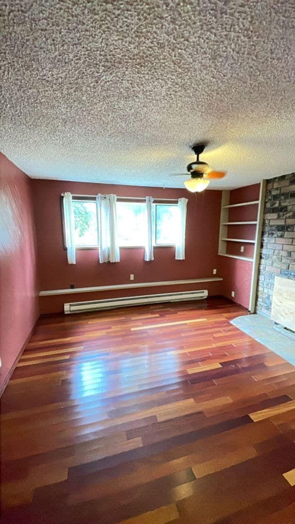 Building Photo - Preleasing Now! Split-level 4 Bedroom + 3 ...