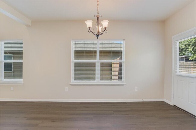 Building Photo - 604 Red Tails Dr