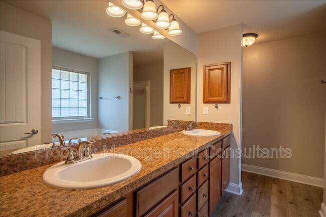 Building Photo - 108 Oak Shade Dr