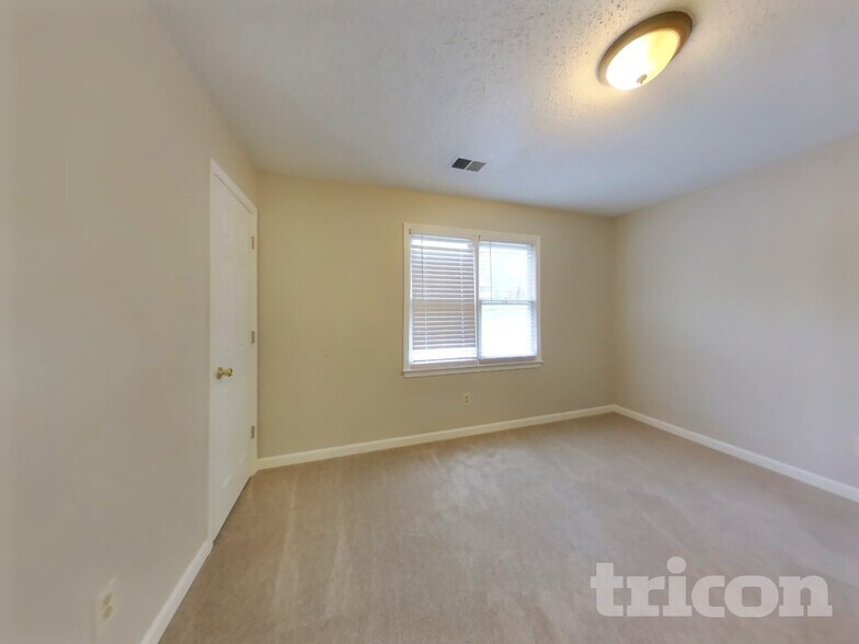 Building Photo - 649 Stratford Dr
