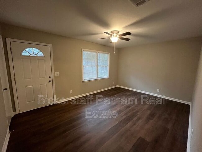 Building Photo - 403 Raintree St