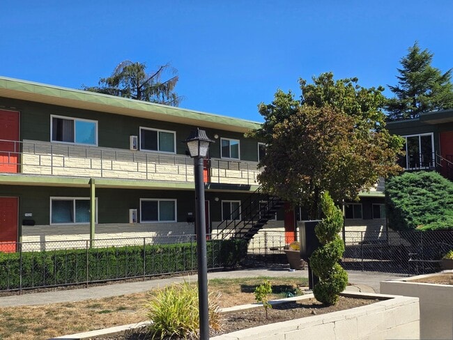 Building Photo - *!*!* Rent Ready Upstairs Pet Friendly 3 B...