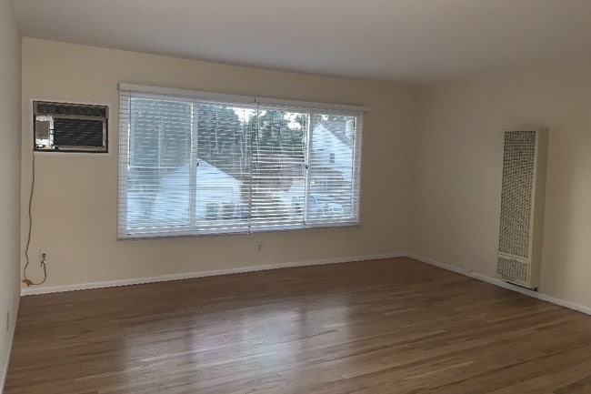 Building Photo - 14225 Riverside Dr