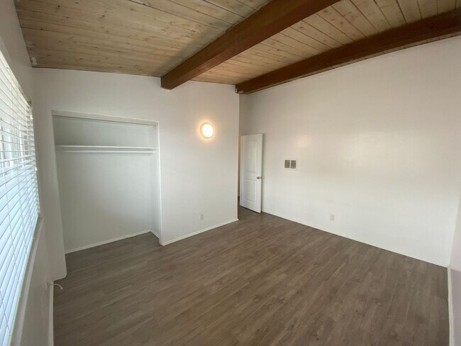 Building Photo - 2 Bedroom/1 Bathroom - Isla Vista