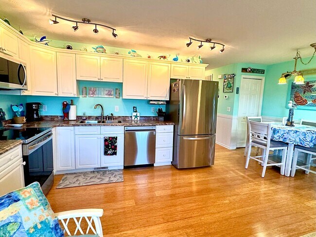 Building Photo - 305 N Topsail Dr