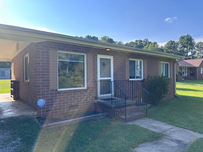 Primary Photo - Adorable Two Bedroom House in the New Have...