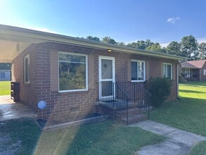 Building Photo - Adorable Two Bedroom House in the New Have...