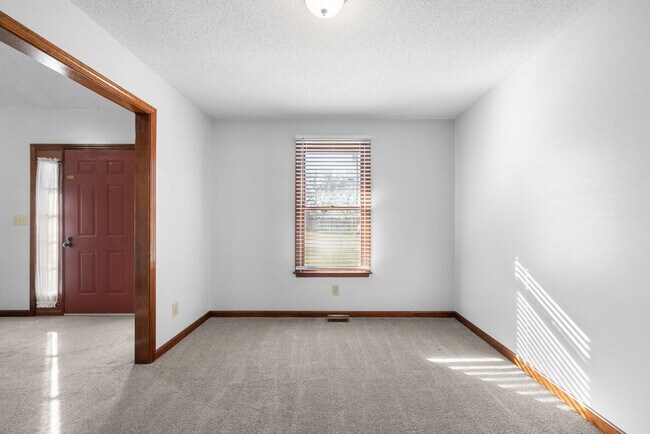 Building Photo - 501 Eysian Rd