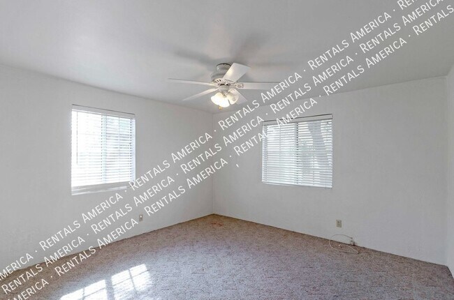 Building Photo - Mid-century charmer near University of Ari...