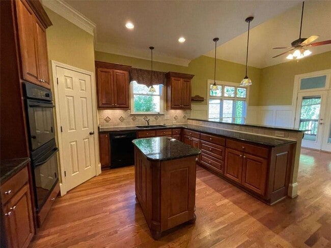 Building Photo - 1378 Greencrest Ct SW