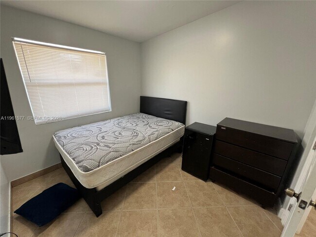 Building Photo - 1885 NE 53rd St