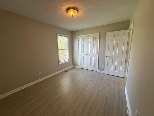 Building Photo - Spacious Brick Home with Fenced-In Back Yard!