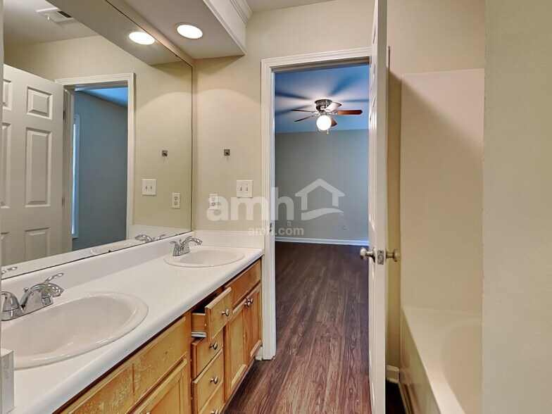 Building Photo - 2033 Cartier Ruby Ln