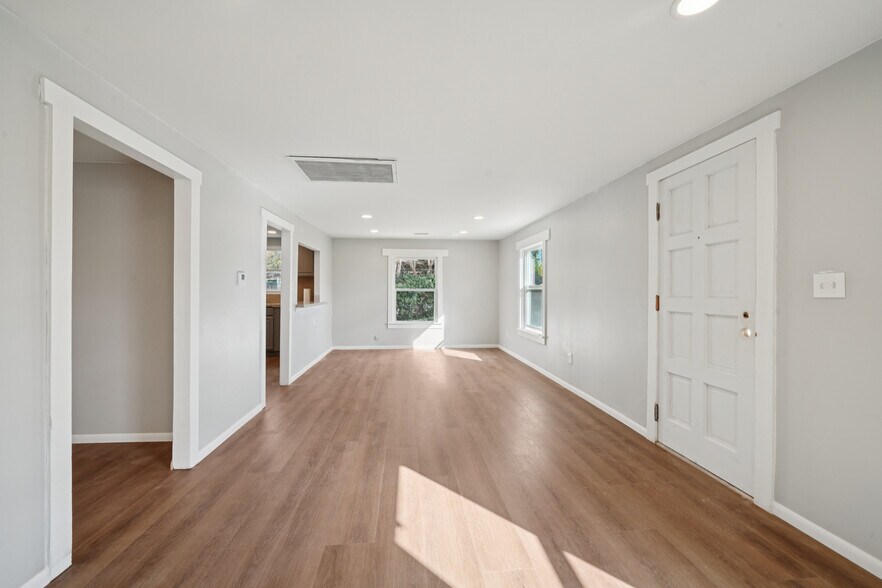 Building Photo - 1842 E Victoria Ave