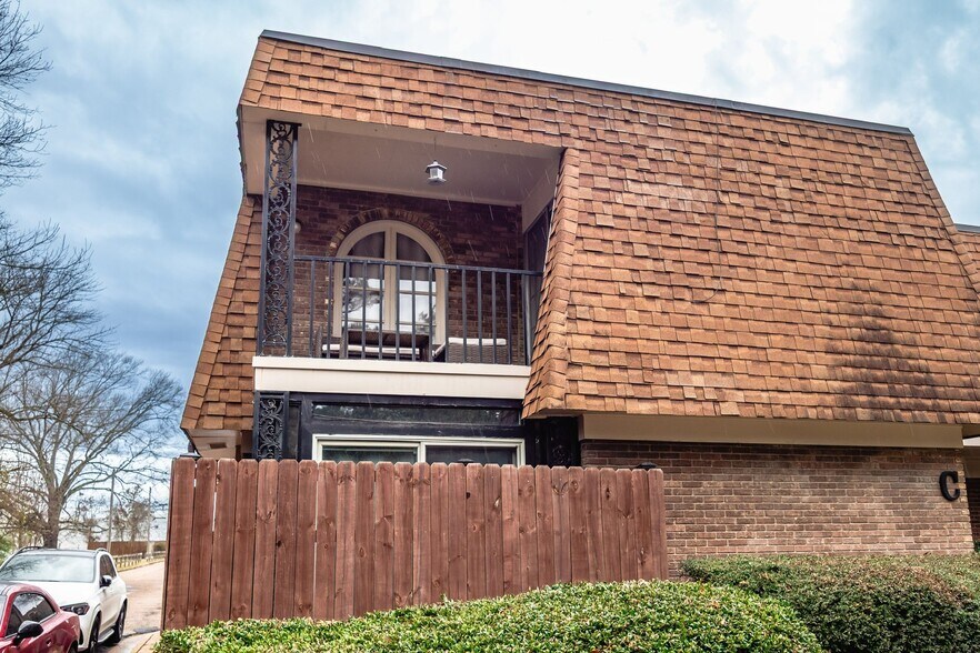 Building Photo - 5155 Wayneland Dr