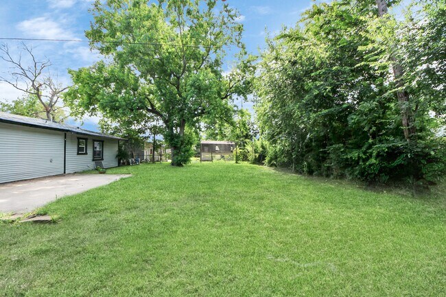 Building Photo - 5738 Kenilwood Dr