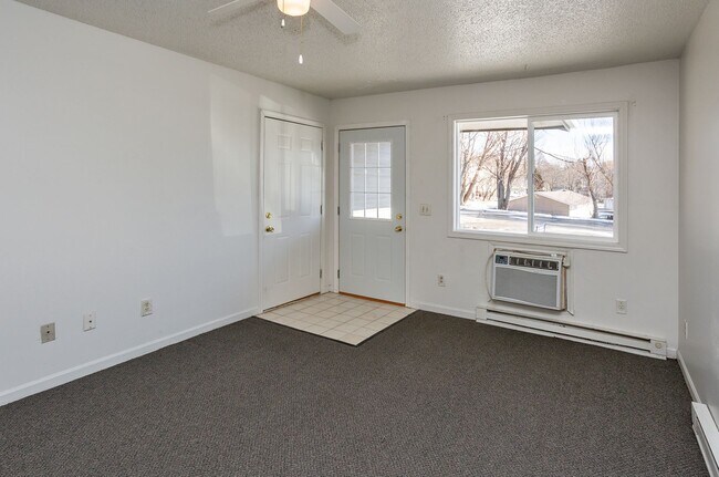 Building Photo - 2 Bedroom, Single-story Townhomes for rent in Newton, IA