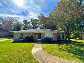 Building Photo - 110 Windsor Dr