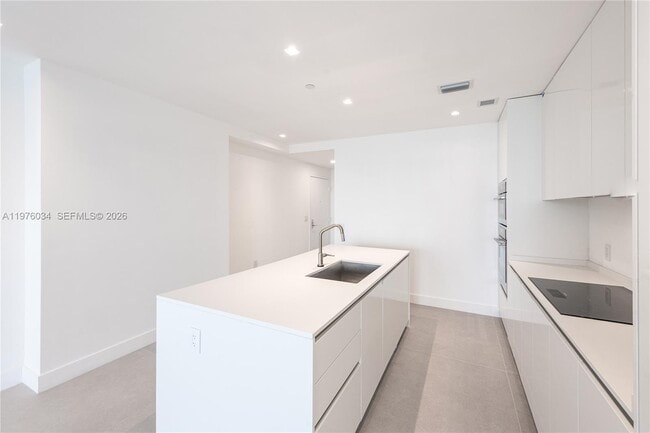 Building Photo - 700 NE 24th St