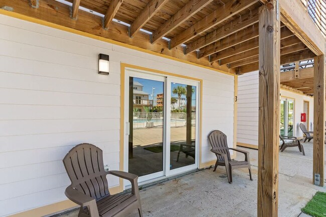 Building Photo - 8115 Thomas Dr