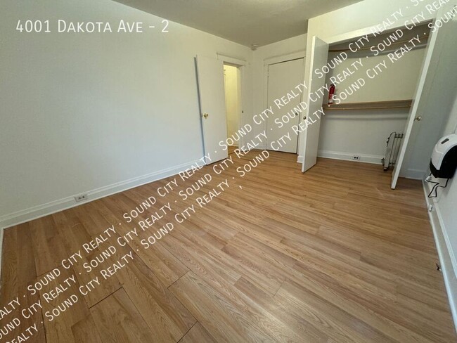 Building Photo - 1 bed/1 bath unit in triplex located in th...