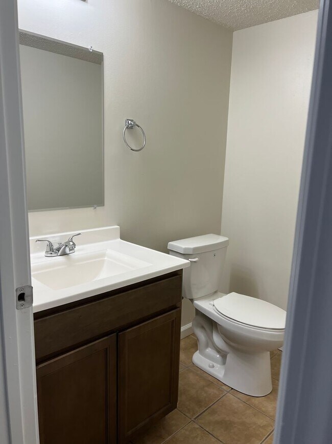 Building Photo - 4 bedroom rental home