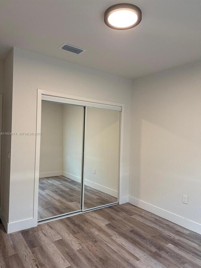 Building Photo - 710 Bedford Point Ave