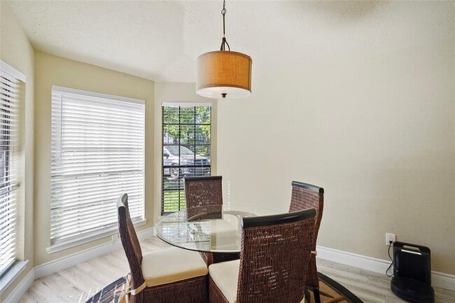 Building Photo - 2911 Parkwood Manor Dr