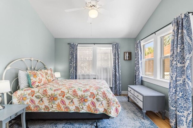 Building Photo - FOR LEASE!! Fully furnished!