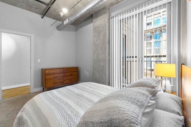 Building Photo - 2 Bed 2 Bath - Mount Vernon Condo - Garage Parking Space Included