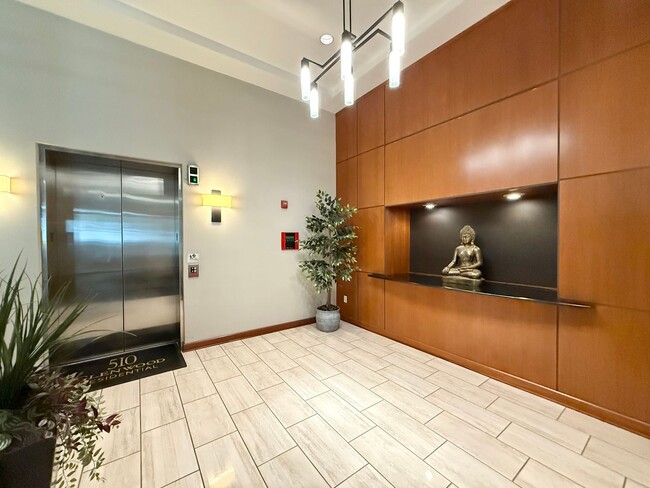 Building Photo - Stunning 1BD, 1.5BA Downtown Raleigh Condo...