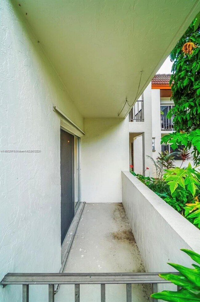 Building Photo - 9392 SW 77th Ave