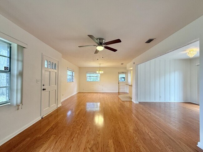 Building Photo - 1502 W Country Club Dr