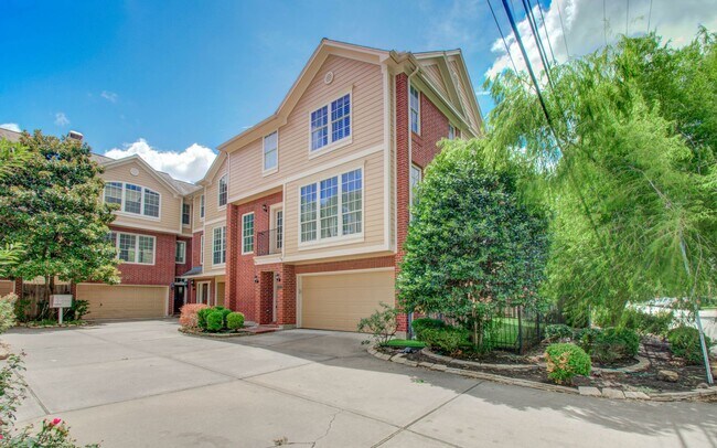 Building Photo - Stunning Three-Bedroom Townhouse Located i...